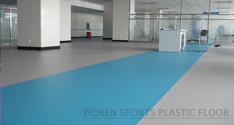 How to clean up the residual glue after PVC plastic floor construction?